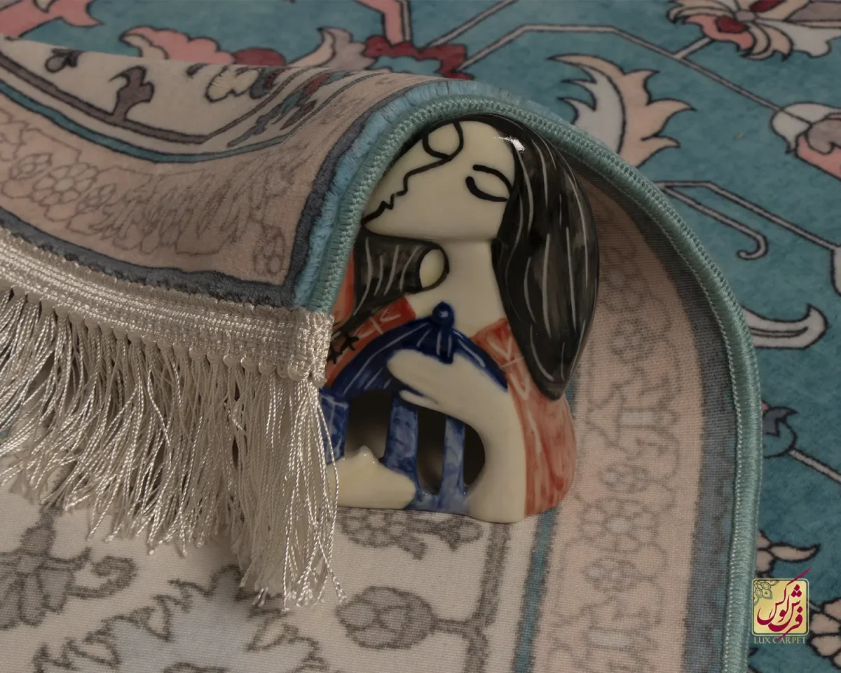 فرش ابریشم ماشینی 743105 فیروزه‌ای کرم - تصویر 9